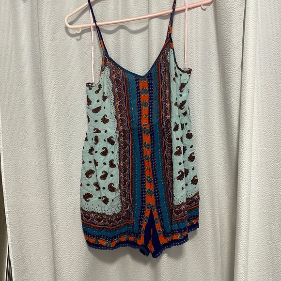 Light weight short thin strap romper with cute patterns. - Picture 2 of 5